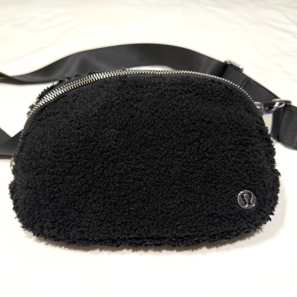Lululemon Everywhere Belt Bag Black Fleece Atheleisure Everyday Workout Gym